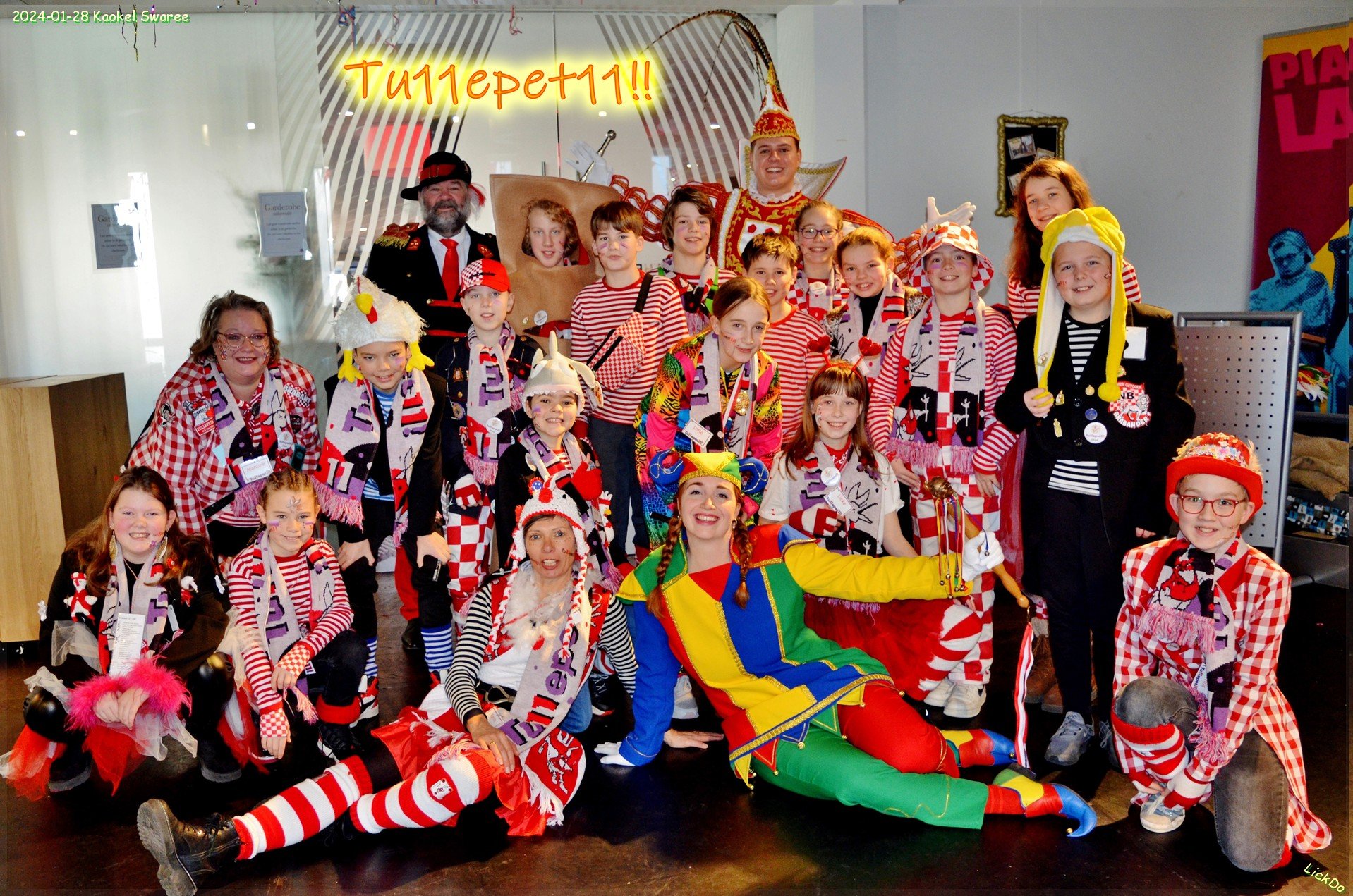 Tu11epet11! Lunchen met Prins Wiebe, Nar Loes, en Sjampetter Rinus !