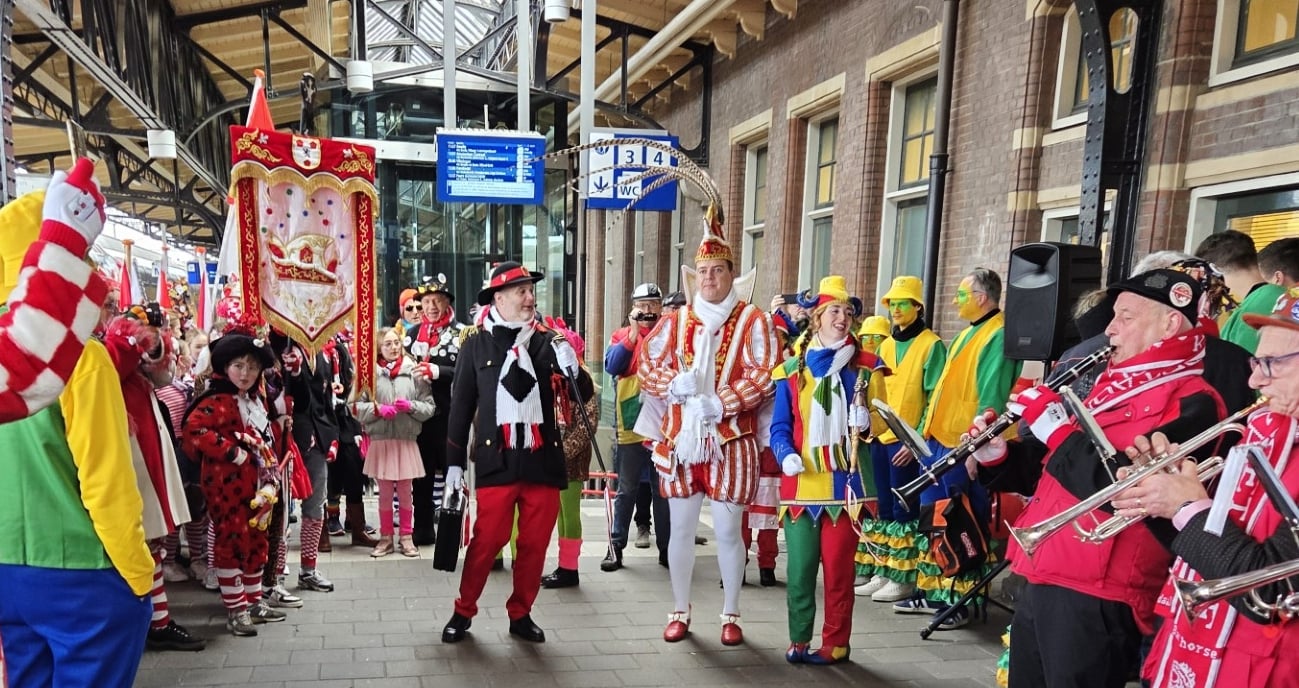 2026-02-14 Ontvangst van d’n Oog’eid op 't Station (JP.Evertse)